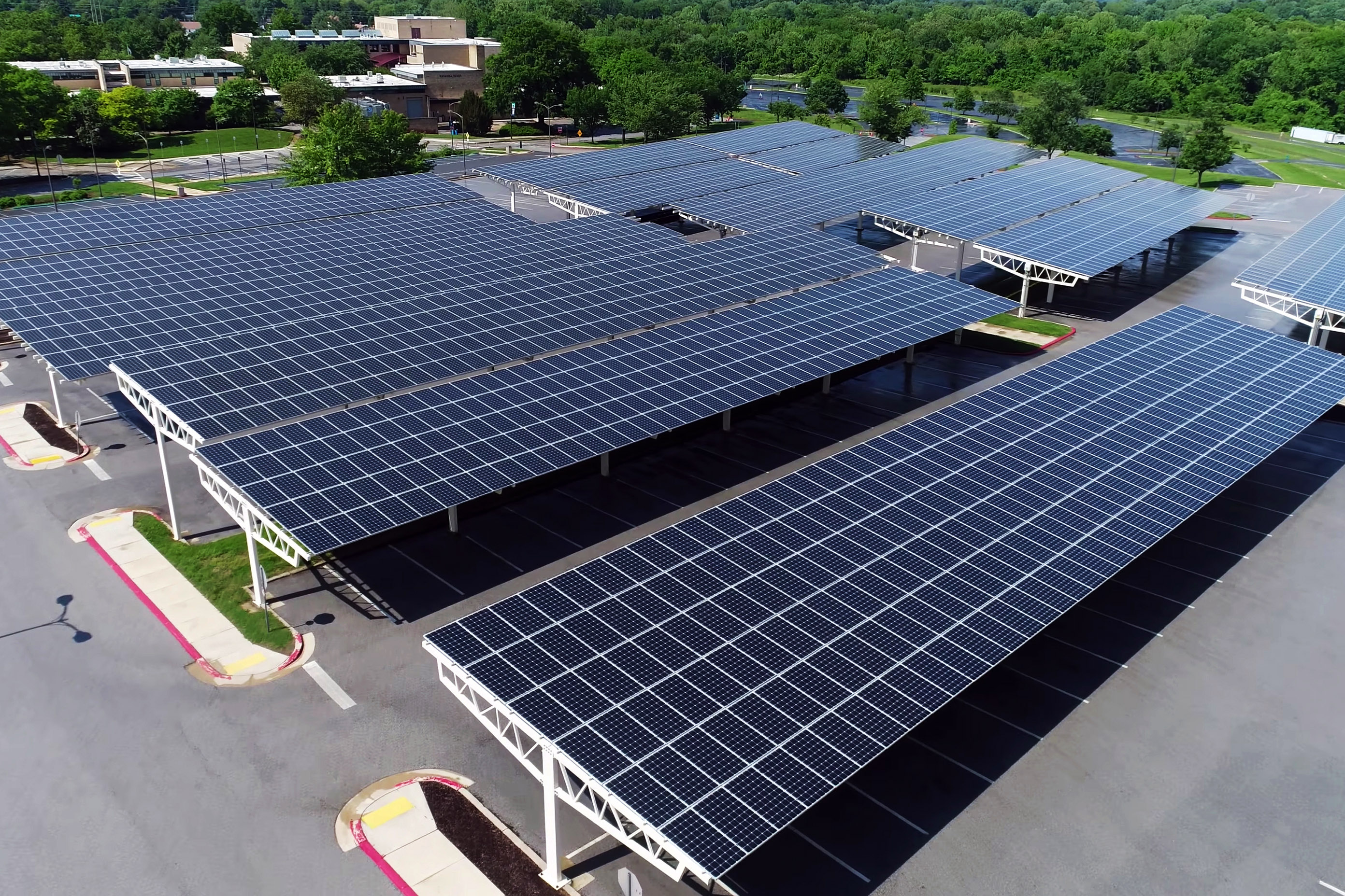 C'est voté ! Bientôt des panneaux solaires sur tous les parkings de France ?