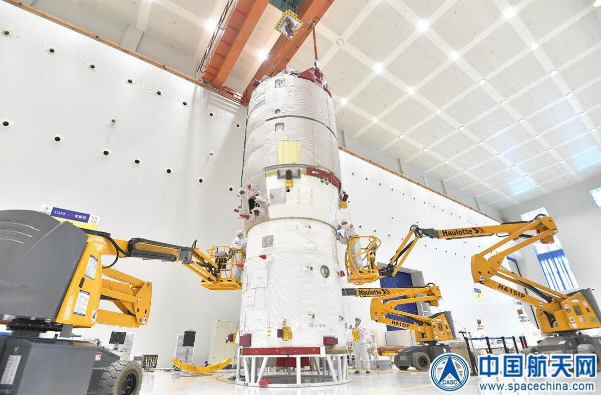 Un cargo orbital Tianzhou (ici sans ses panneaux solaires) en préparation. © CMSA/CASC