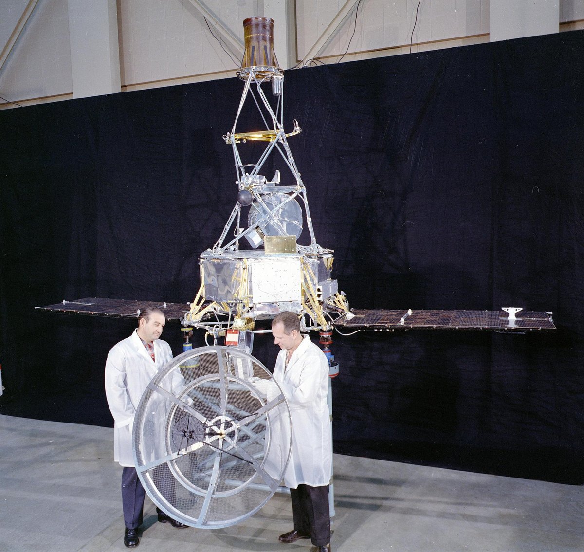 La sonde Mariner 1 en préparation. Crédits : NASA