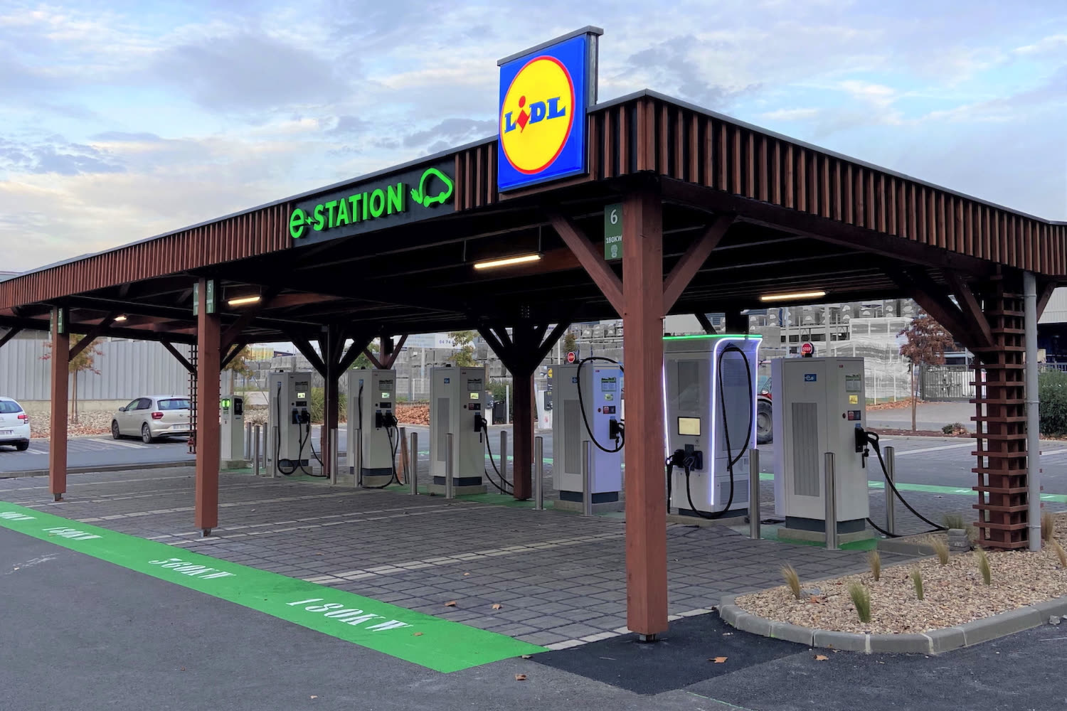 Lidl ne compte pas faire de voiture électrique pour l'instant... mais veut bien les recharger !