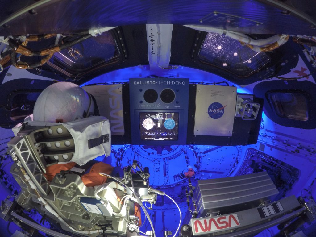 L&#039;intérieur de la capsule Orion, peu avant son arrivée autour de la Lune. Campos est bien seul. © NASA