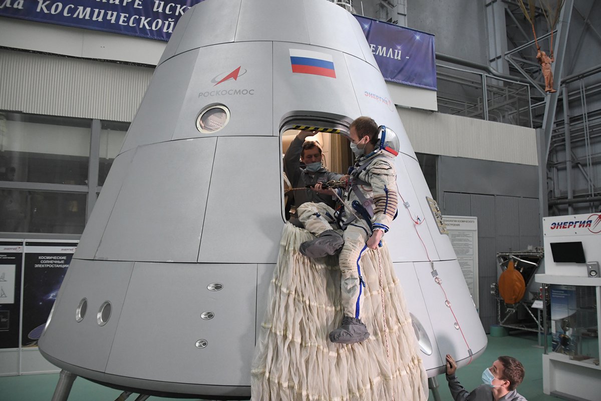 Entraînement des cosmonautes pour sortir de la capsule Oriol. Il reste encore longtemps avant la fin des maquettes © Roscosmos