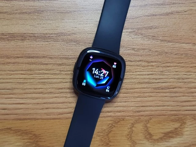 Fitbit Sense 2 - Écran AMOLED © Johan Gautreau