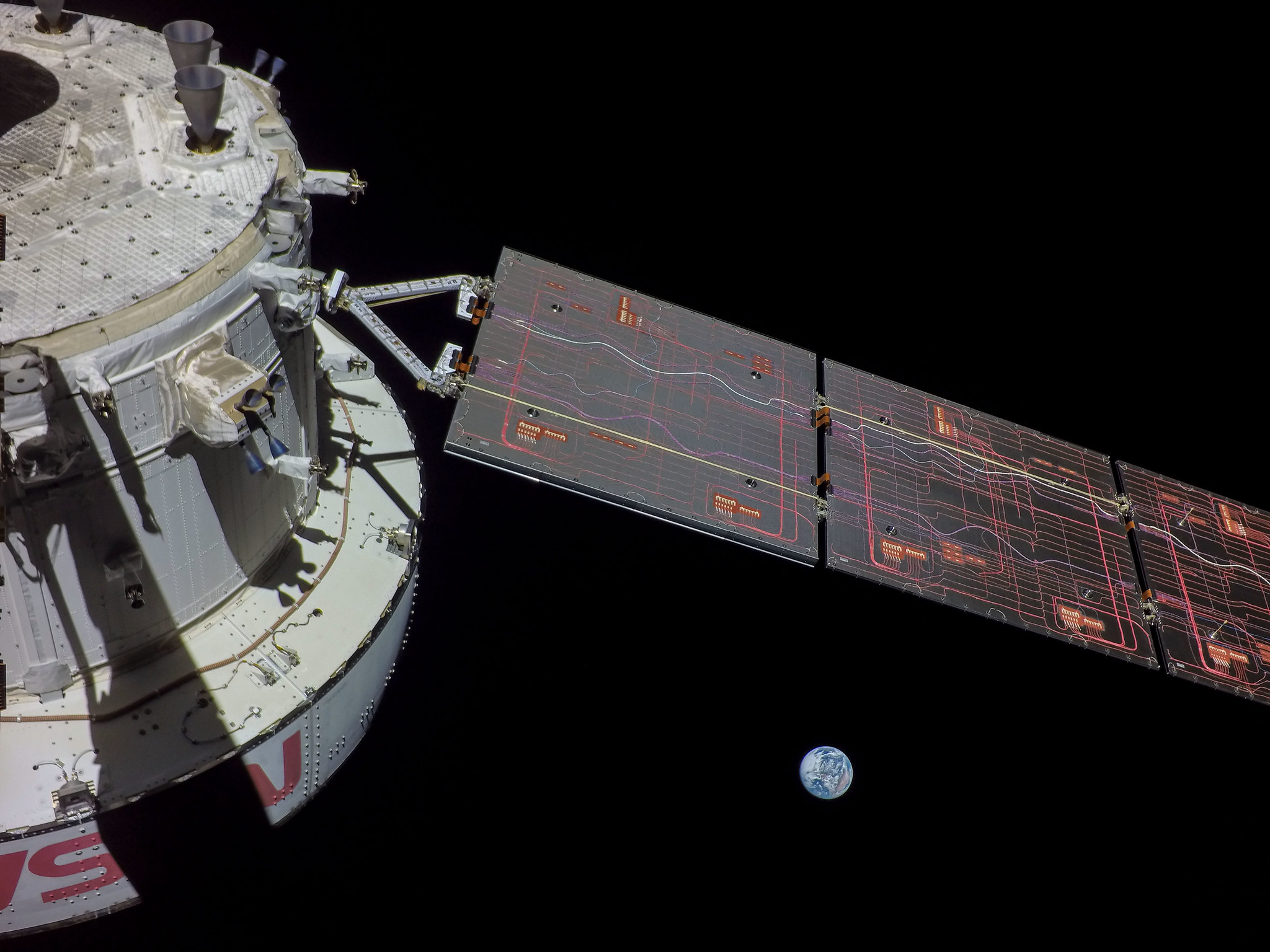 Magnifiques photos de la capsule Orion, sur son orbite avec vue sur la Terre et la Lune !