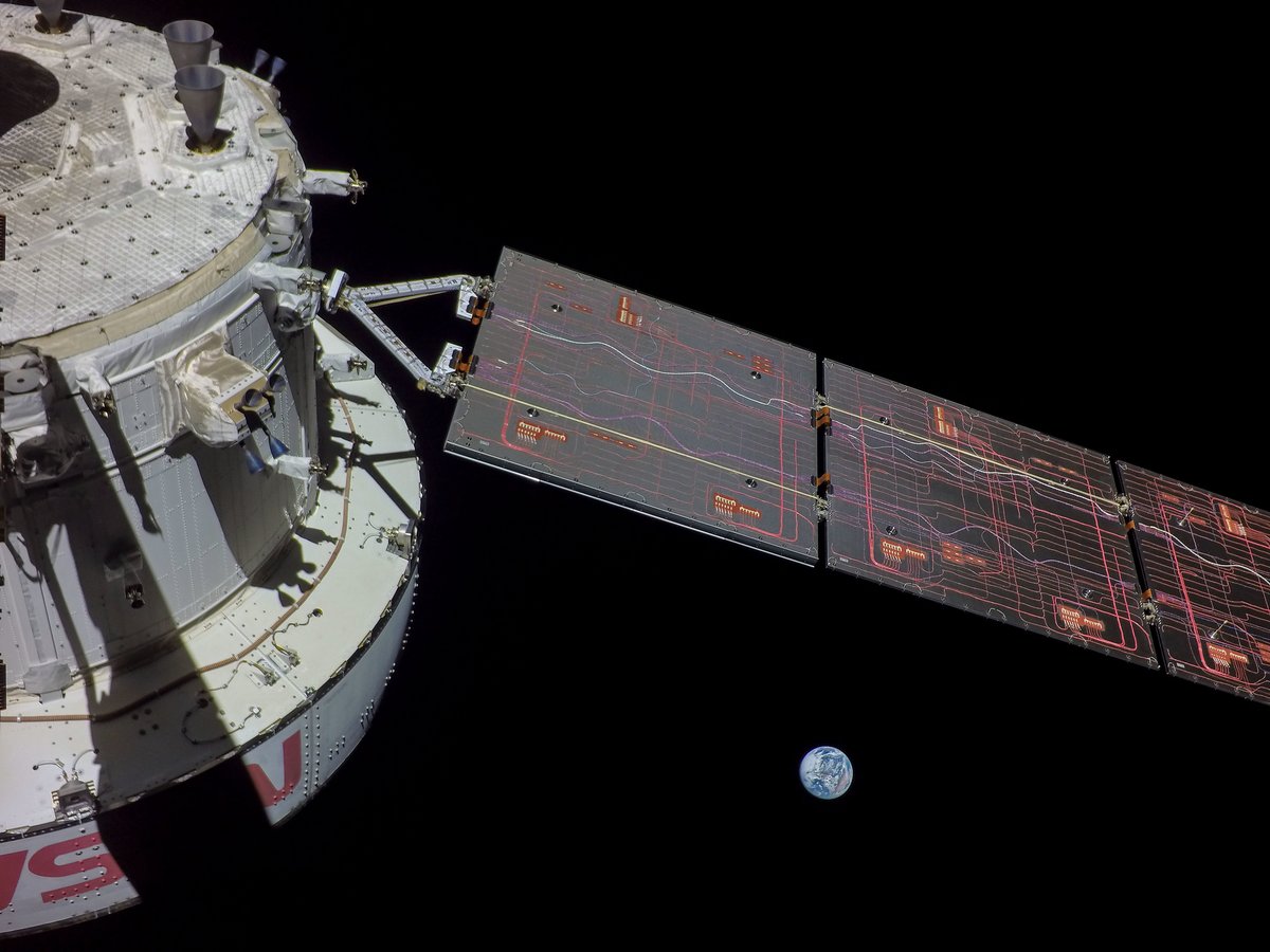 Prendre la Terre sous son aile ! Orion y arrive grâce à différentes configurations de ses panneaux solaires pour prendre les clichés. Crédits NASA/ESA