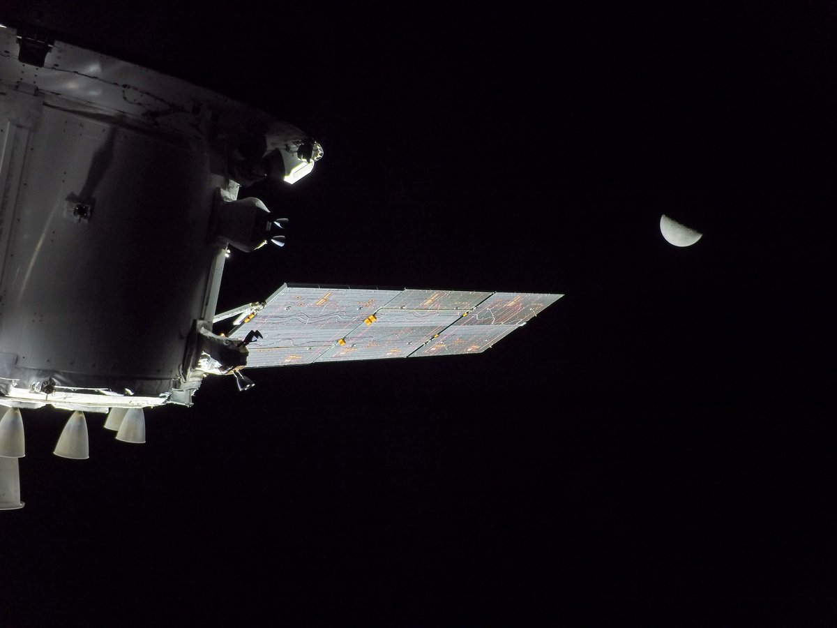 Le module de service européen de la capsule Orion bien visible dans la lumière ! L'orbite DRO amène Orion loin de la Lune. Crédits NASA/ESA