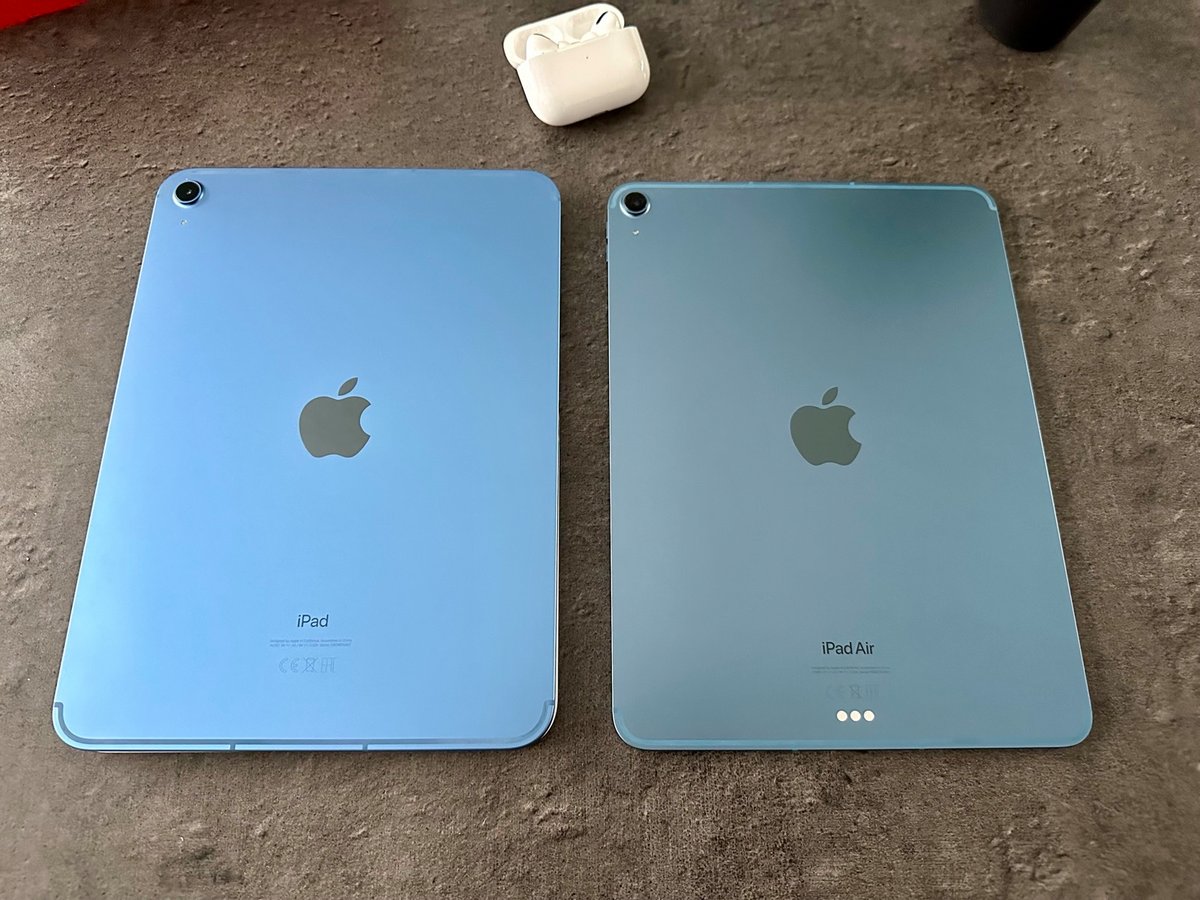 Un bleu plus clair pour l&#039;iPad (à gauche) par rapport à l&#039;iPad Air (à droite) © Mathieu Grumiaux pour Clubic
