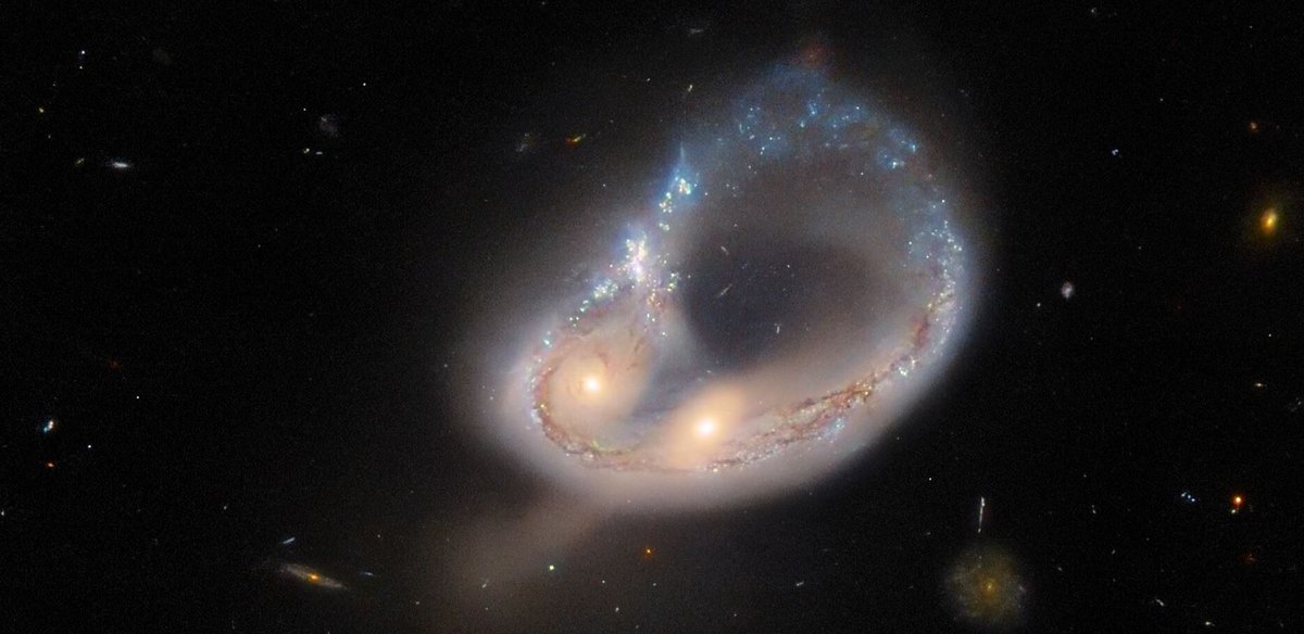 Quand deux galaxies se rencontrent... Crédits : NASA/ESA/HST