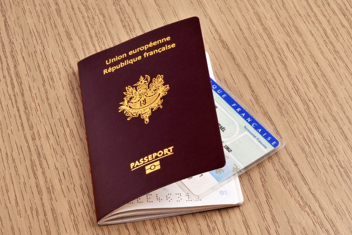 passeport carte d'identité française © RVillalon / Shutterstock.com