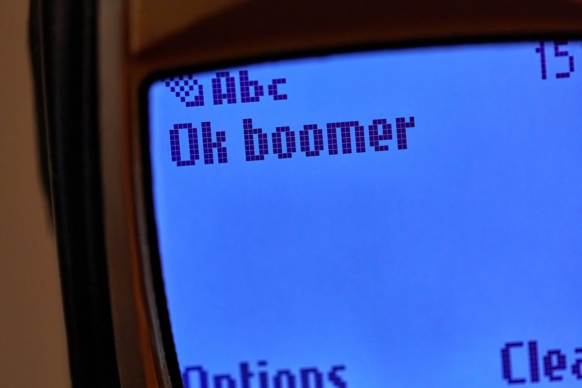 SMS old phone boomer © Peter Gudella / Shutterstock.com