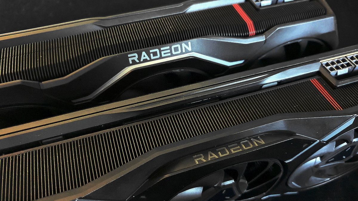 La position du logo Radeon est la différence la plus notable entre les deux cartes © Nerces