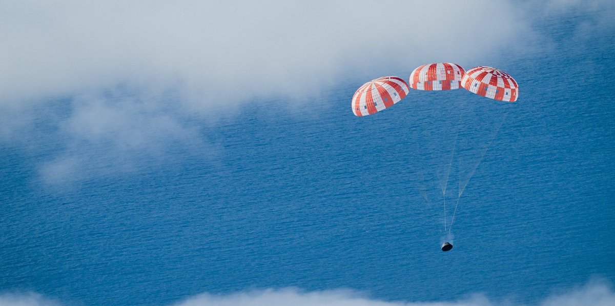 La capsule Orion lors de son retour de la mission Artemis I. Crédits NASA