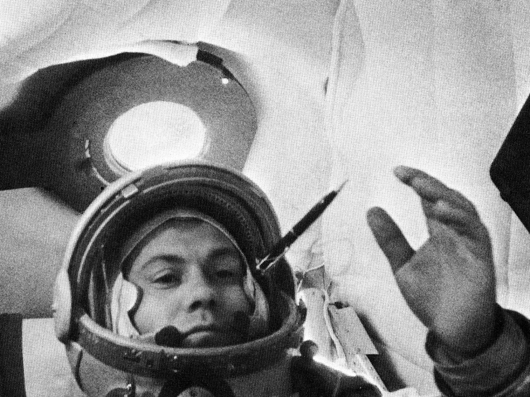Pavel Popovitch, en orbite, profite des joies de l&#039;impesanteur avec un stylo © URSS / N.A. via Spacefacts.de