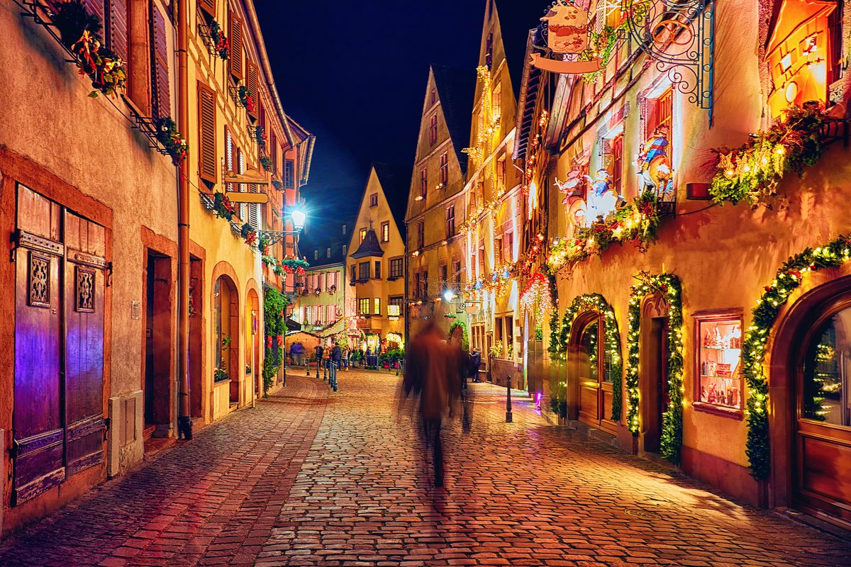 Une rue de Kaysersberg durant les fêtes de Noël © Shutterstock