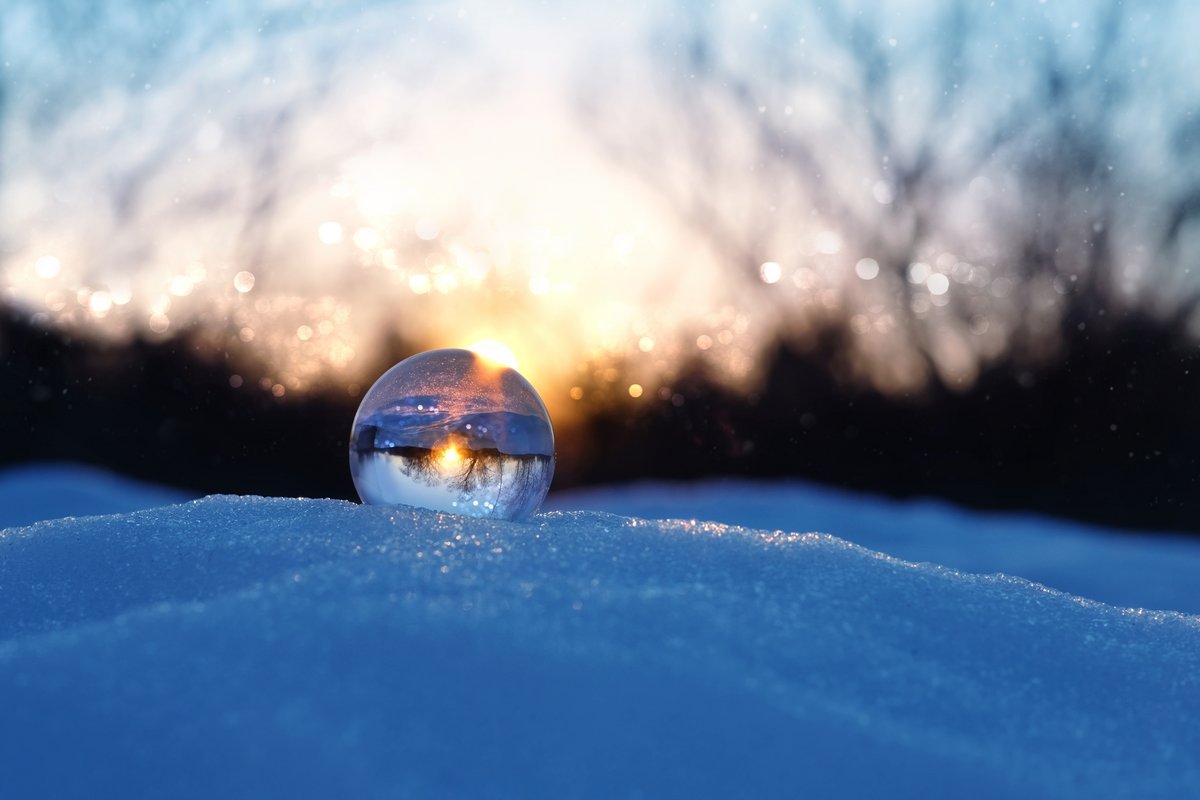 Seule sur la neige, la bille dans... la neige (on était sur le début d&#039;un tube, mais en fait non) © Shutterstock