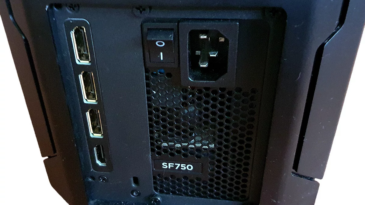 Corsair One i300 © Nerces
