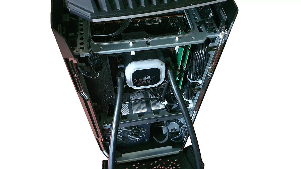 Corsair One i300 © Nerces