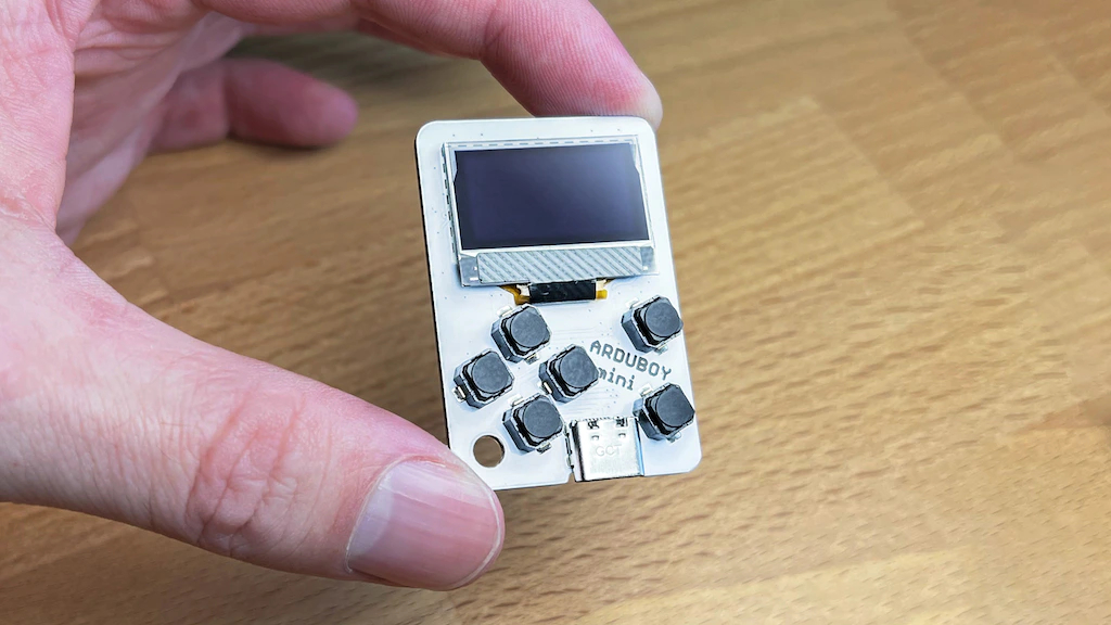 Cette console 8 bits aux allures de Game Boy miniature va vous étonner !