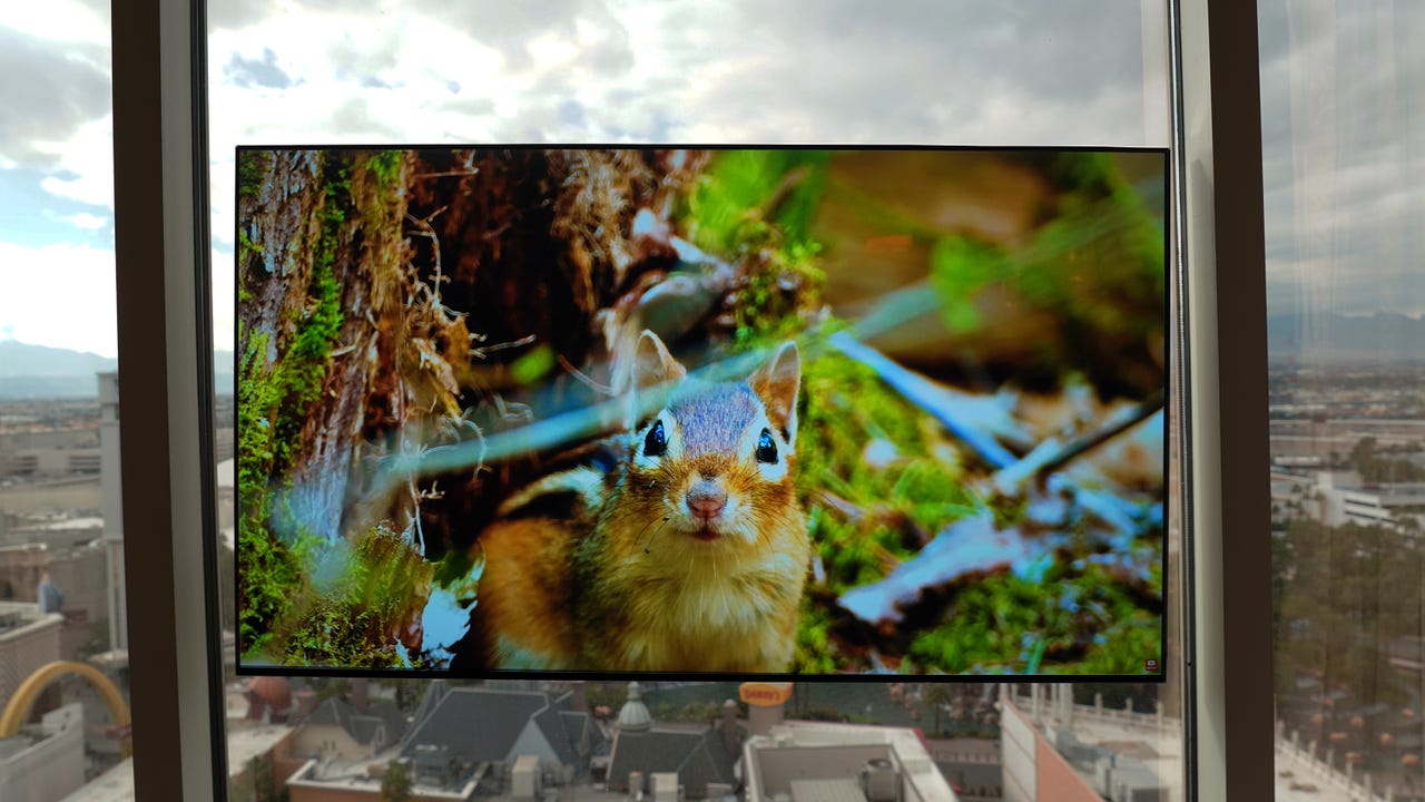 Cette TV sans fil peut être accrochée n'importe où, même sur une fenêtre !