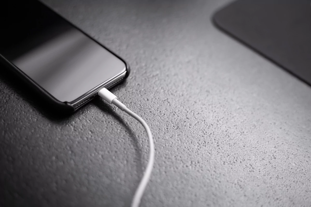Charge smartphone © © Andreas Haslinger / Unsplash.com