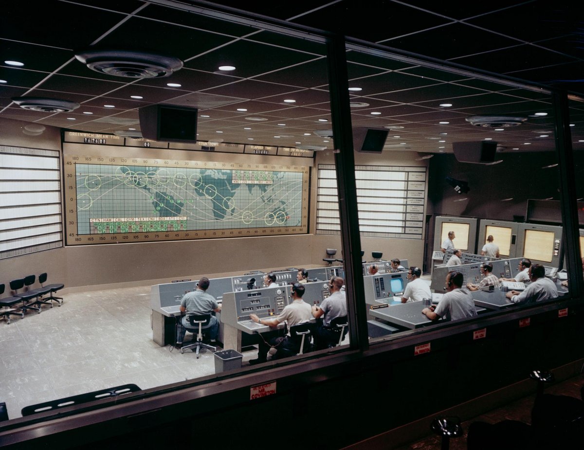 Le centre de contrôle de Mercury, plus petit que les actuels : il y avait beaucoup moins de données à gérer © NASA