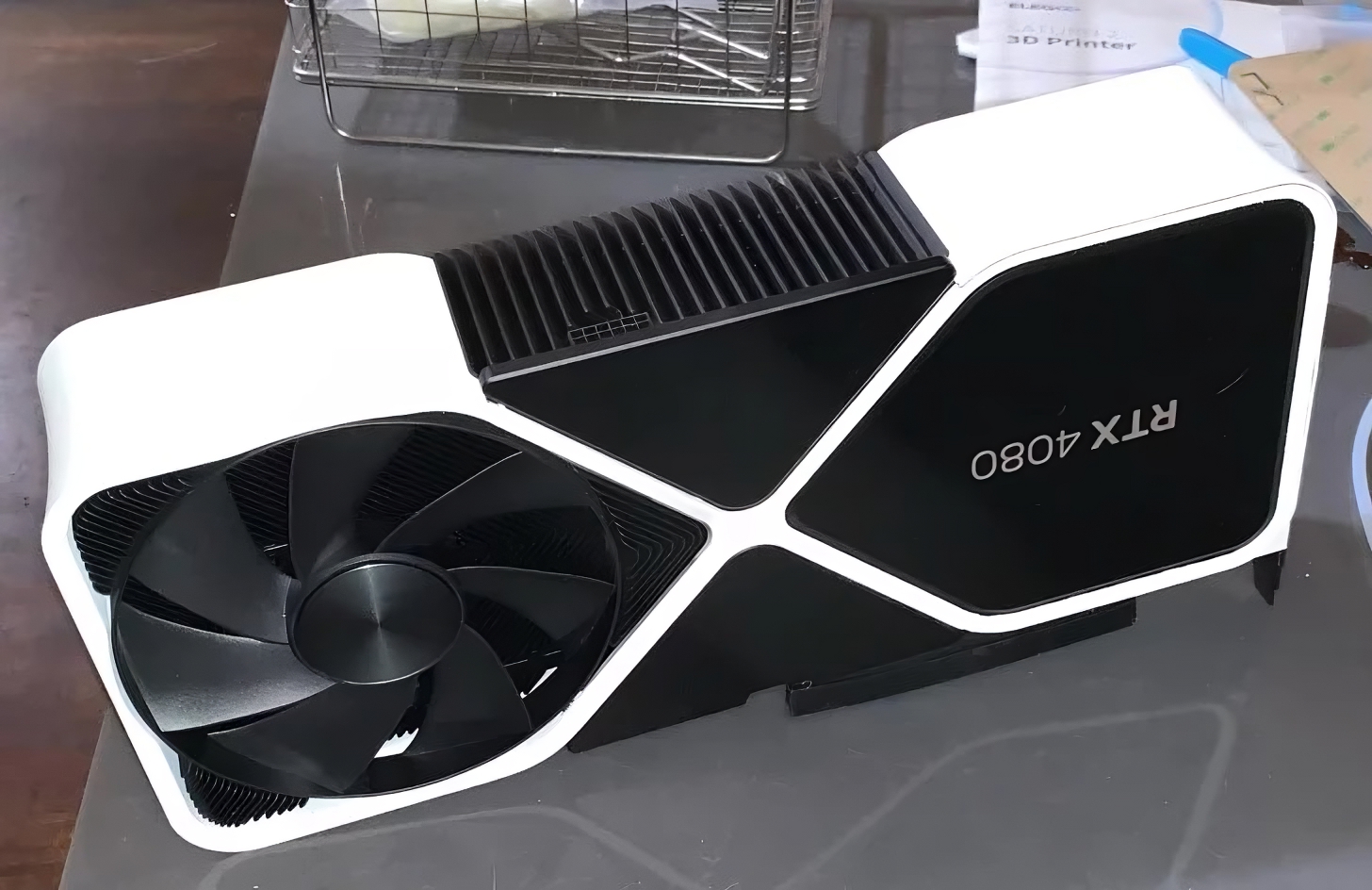 Pour le plaisir des yeux, voici une GeForce RTX 4080 FE en blanc !