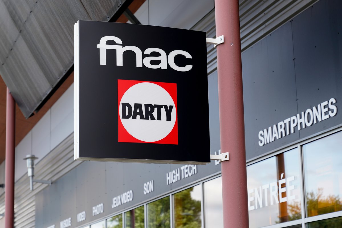 Fnac Darty logo © Shutterstock