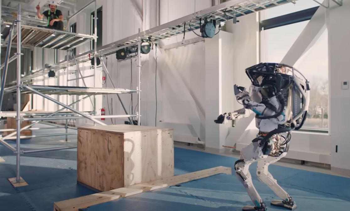 Le roi des chantiers ? Le robot Atlas (Boston Dynamics) lance des sacs à outils aux ouvriers