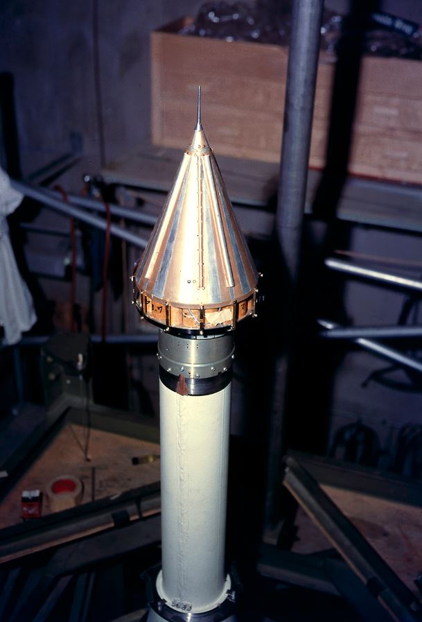 Voici Pioneer 3, grosso modo identique à son descendant Pioneer 4. C&#039;est minuscule (et dessous, le dernier étage de la fusée) © NASA / MSFC