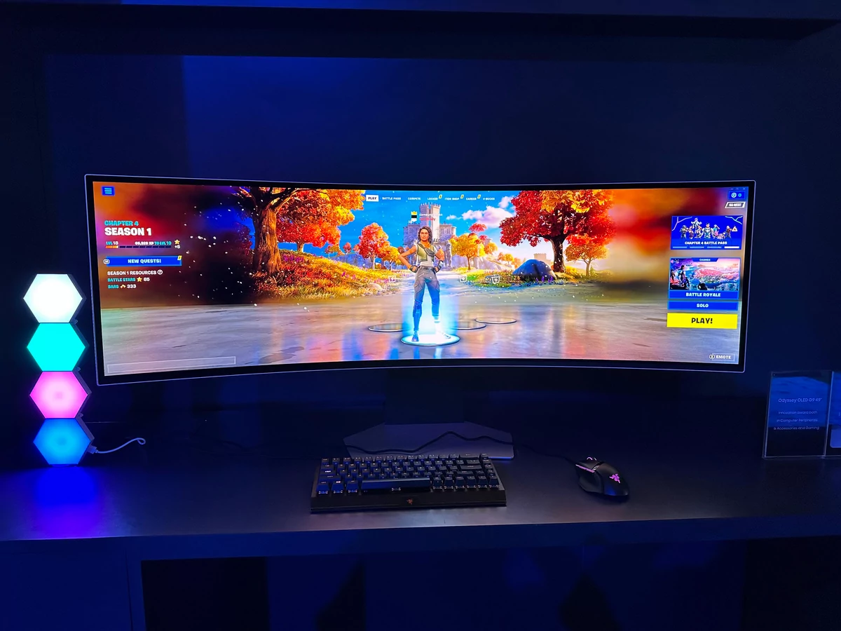 Samsung OLED G9 © Colin Golberg