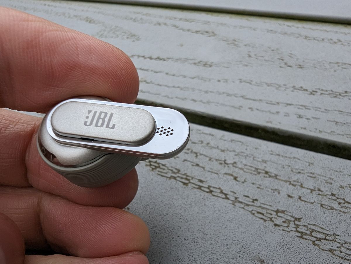 Test JBL Tour Pro 2 des écouteurs pas tout à fait matures, mais aux innovations prometteuses