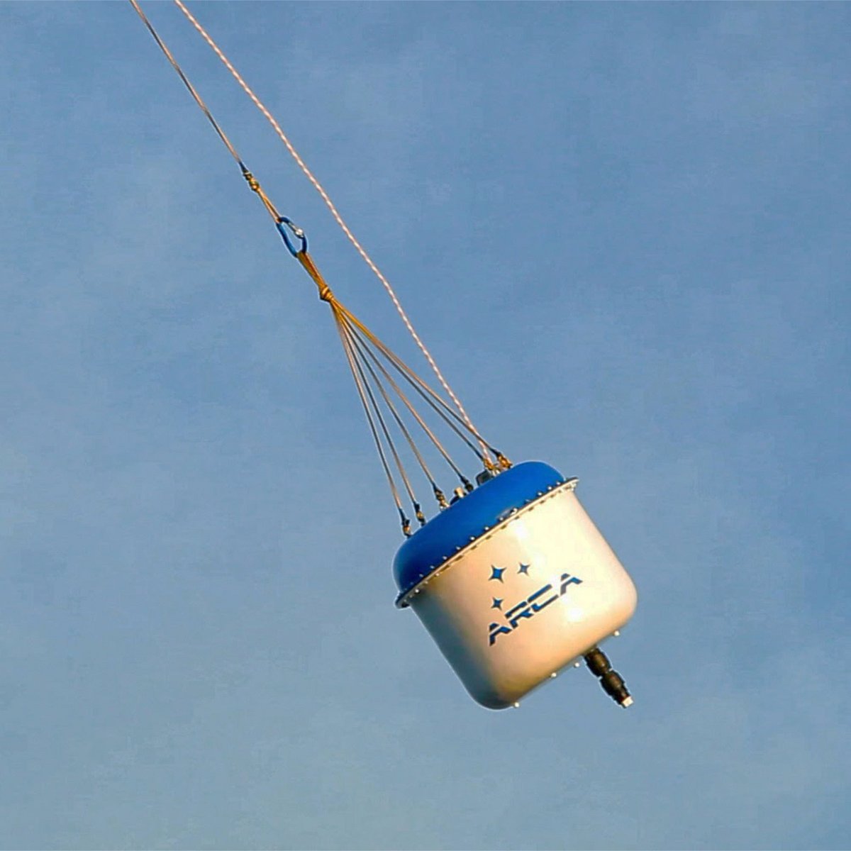 Le test sous parachute au service de l&#039;ESA, avec son container étanche © ARCA Space