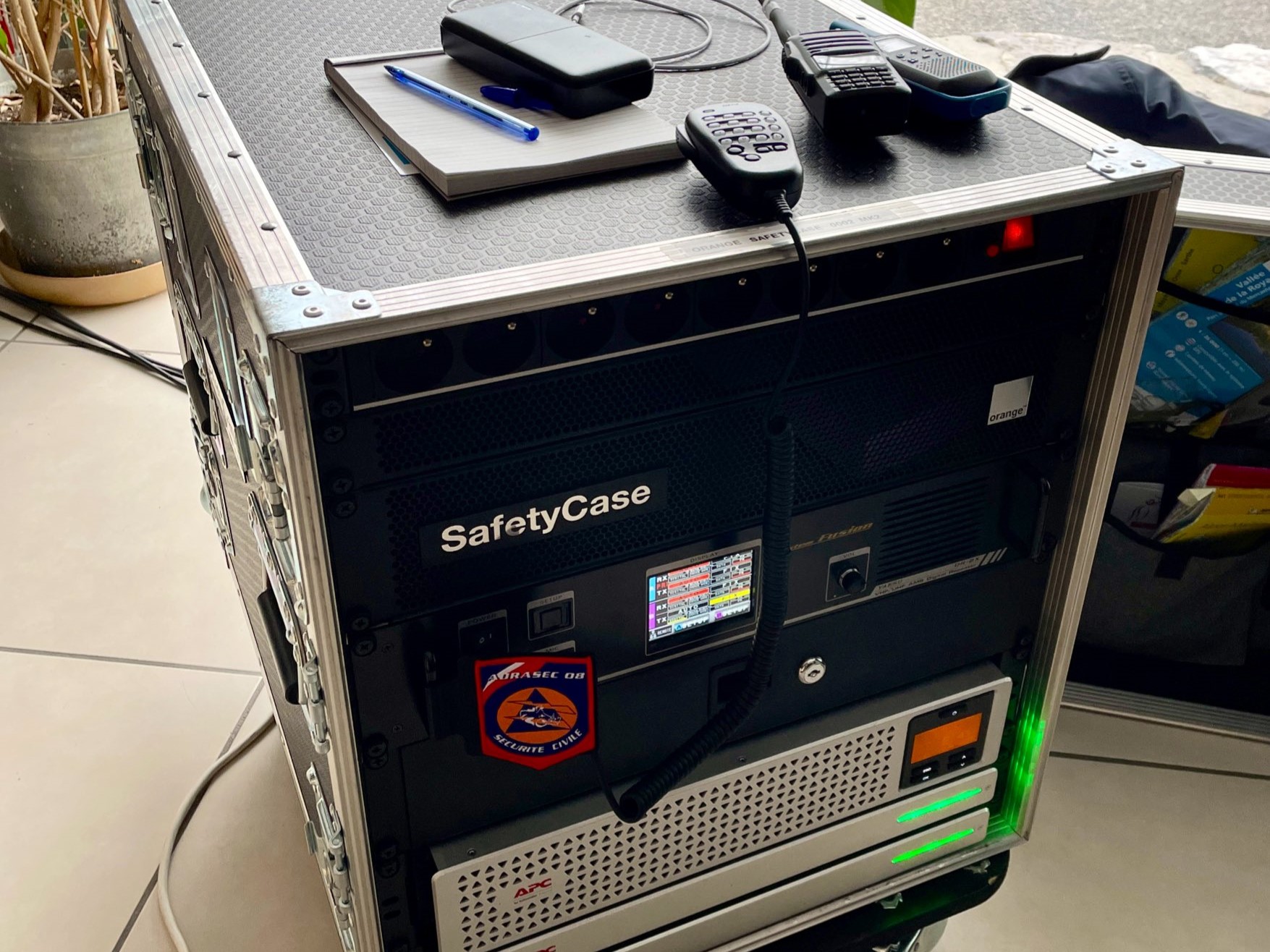Qu'est-ce que la SafetyCase d'Orange, cette énorme valise de 70 kg qui assure une connexion d'urgence par satellite ?