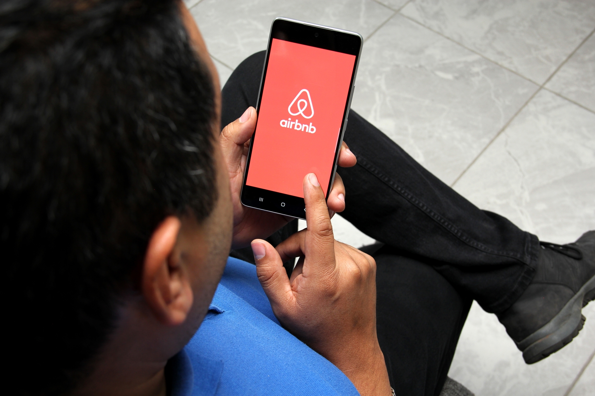 Comment Airbnb veut apaiser les tensions entre hôtes et clients