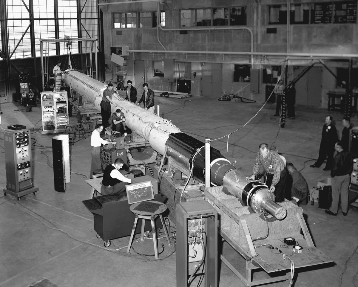 Assemblage et tests sur une fusée Scout X en 1960, avec les employés de Vought Astronautic (le tir sera un échec) © NASA