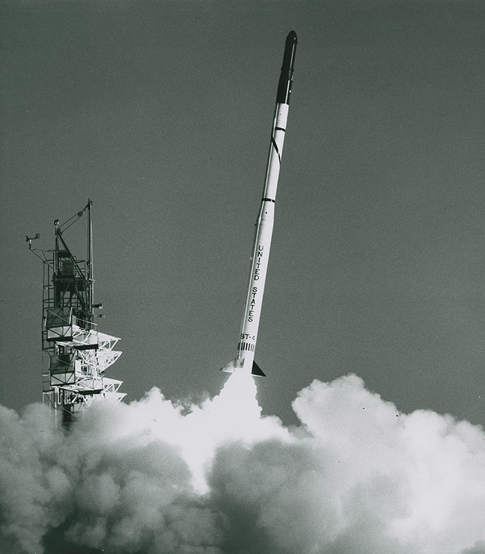 Selon les versions, la rampe de lancement de Scout l&#039;amenait à décoller inclinée © NASA