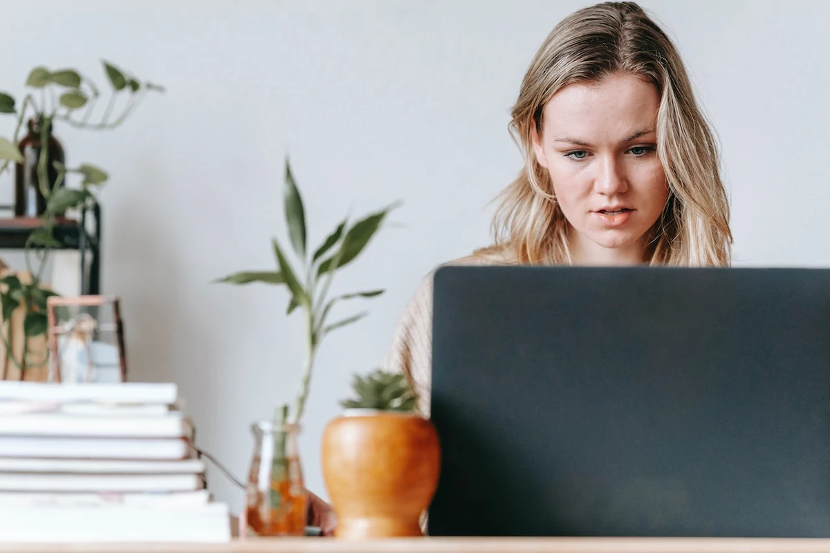 femme-ordinateur-portable-naviguer © © George Milton / Pexels