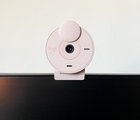Test de la Logitech Brio 300 : une webcam abordable en plastique recyclé