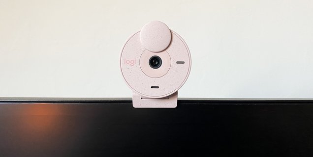 Test de la Logitech Brio 300 : une webcam abordable en plastique recyclé