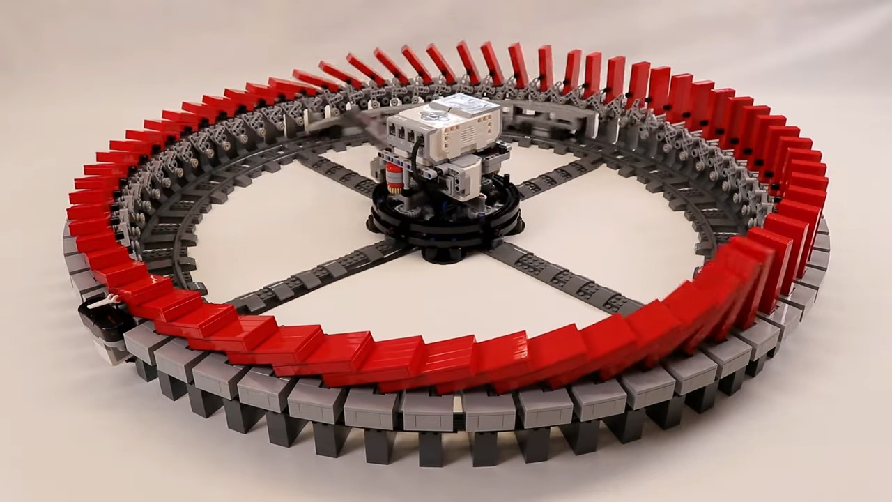 Cette drôle de machine en Legos est capable de faire tomber 2 millions de dominos par jour