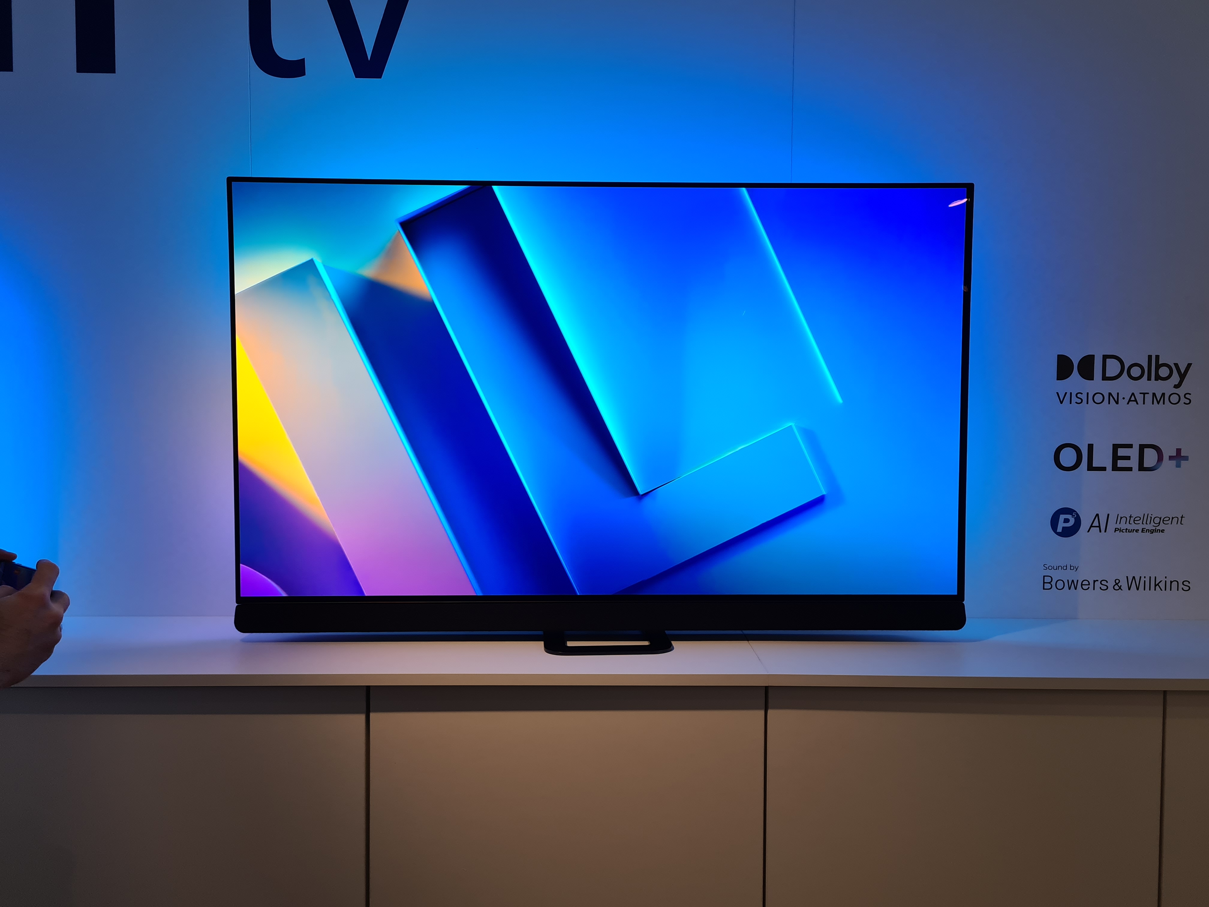 META et OLED EX, Ambilight, dalle 42 pouces : Philips peaufine ses nouveaux téléviseurs OLED