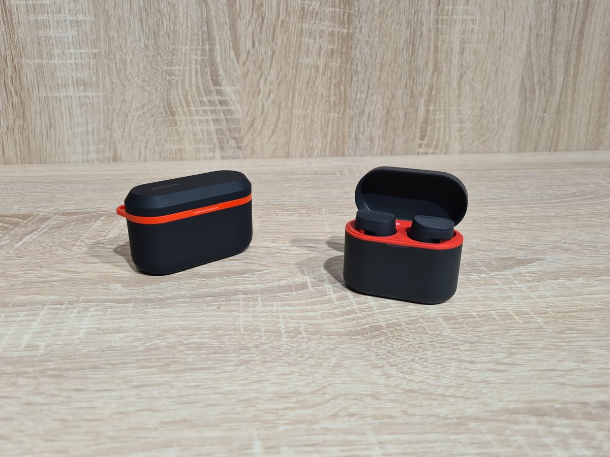 Un boitier (et des écouteurs) à la taille bien plus modeste par rapport au modèle précédent (à gauche) © Matthieu Legouge pour Clubic