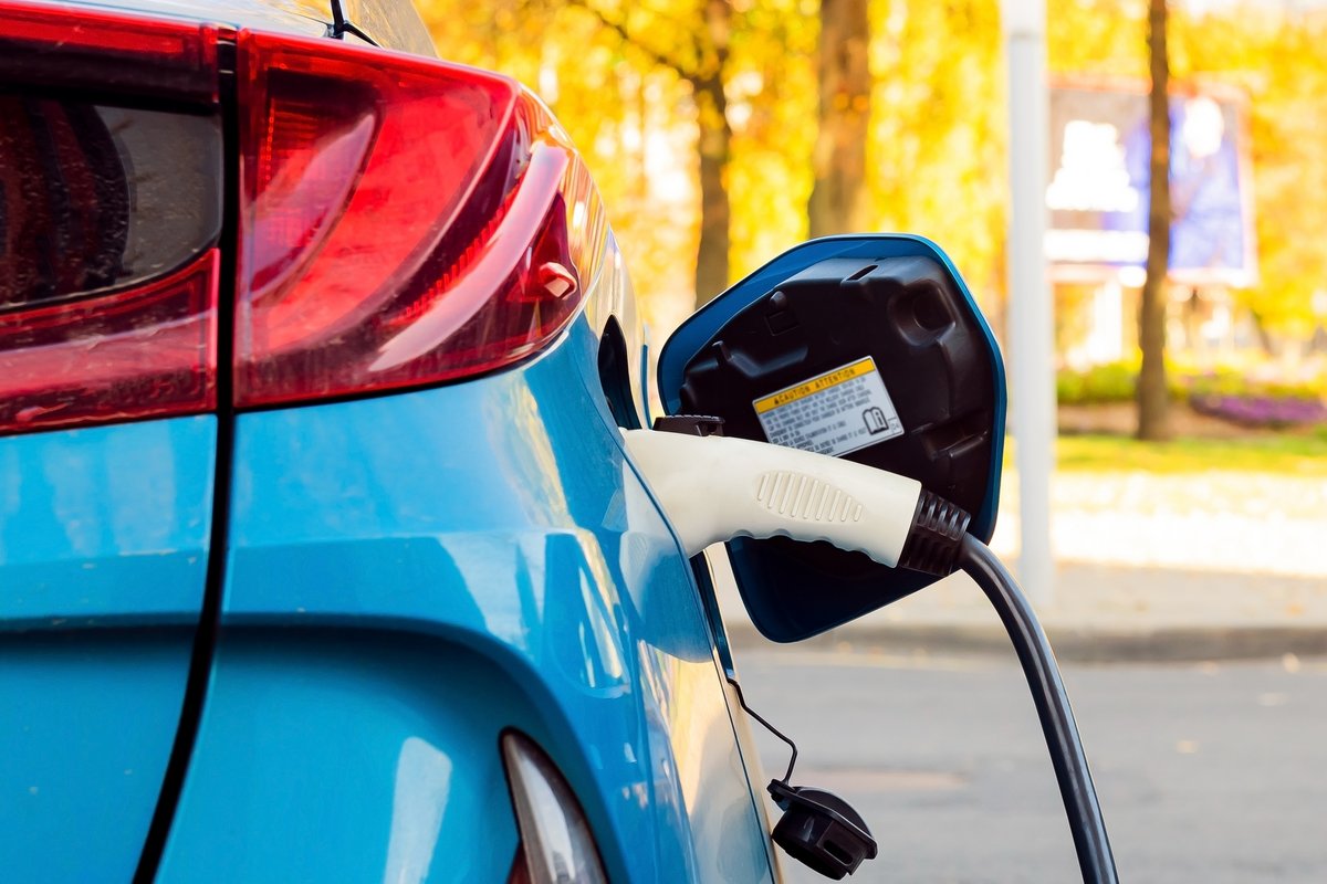 recharge charge voiture électrique © Shutterstock