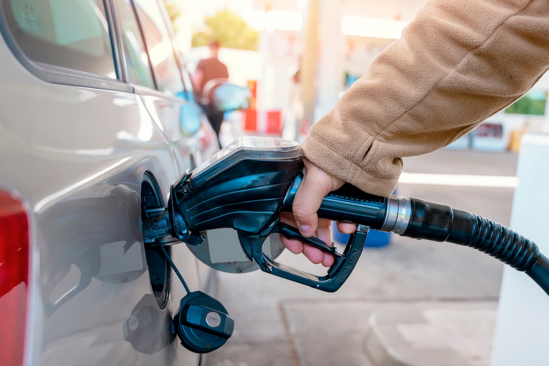 Pourquoi la France est-elle le seul pays d'Europe où le prix du carburant ne rebaisse pas ?