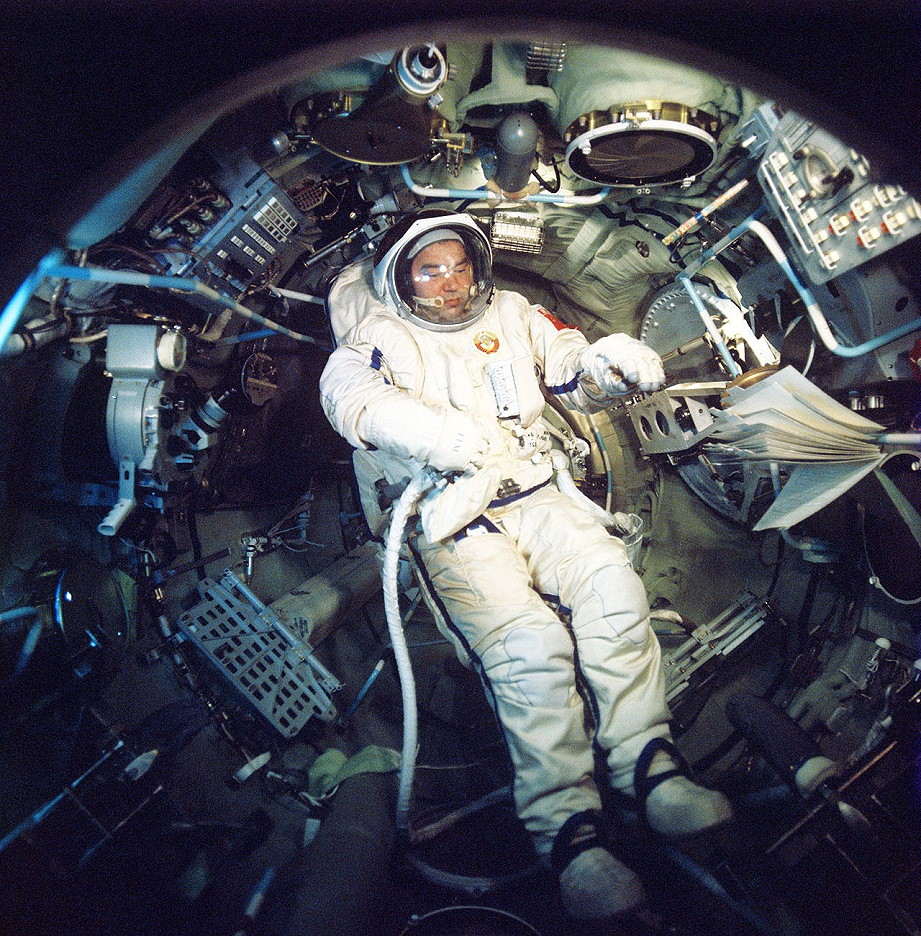 Prêt pour la première sortie en scaphandre de l&#039;ère Saliout ? © URSS / N.A. par Spacefacts.de