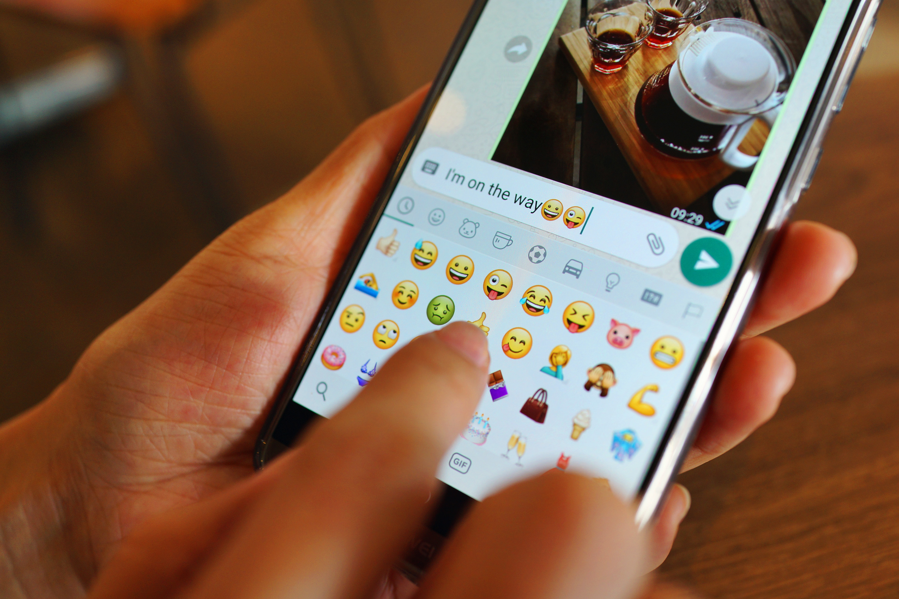 WhatsApp travaille sur des stickers générés par l'IA