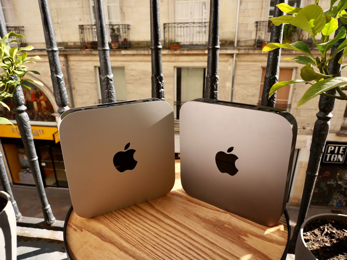 Mac mini M2 à gauche, Mac mini Core i5 (2019) à droite... le design n&#039;a pas bougé