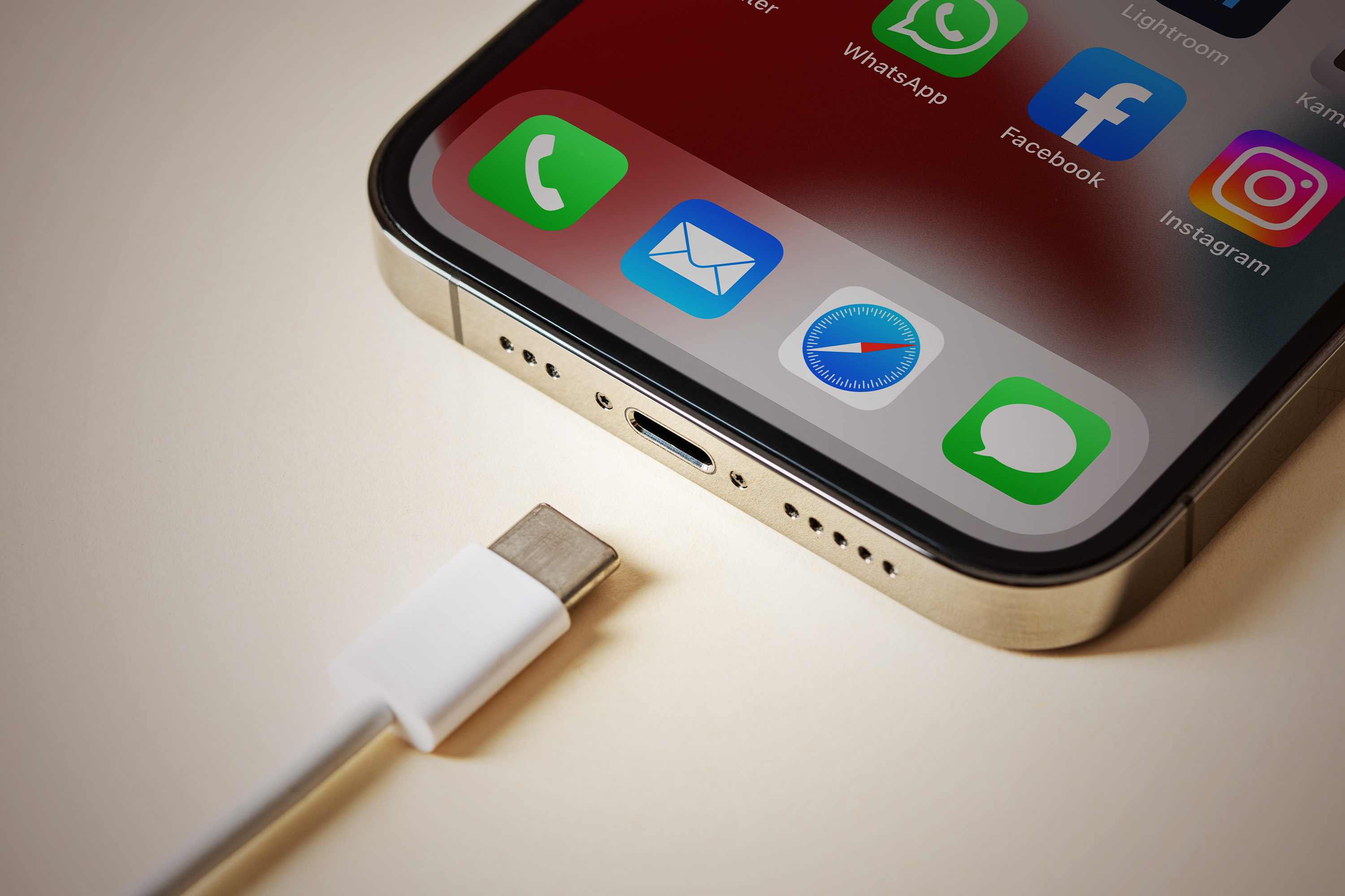 Le port USB-C des iPhone 15 serait bien universel, mais...