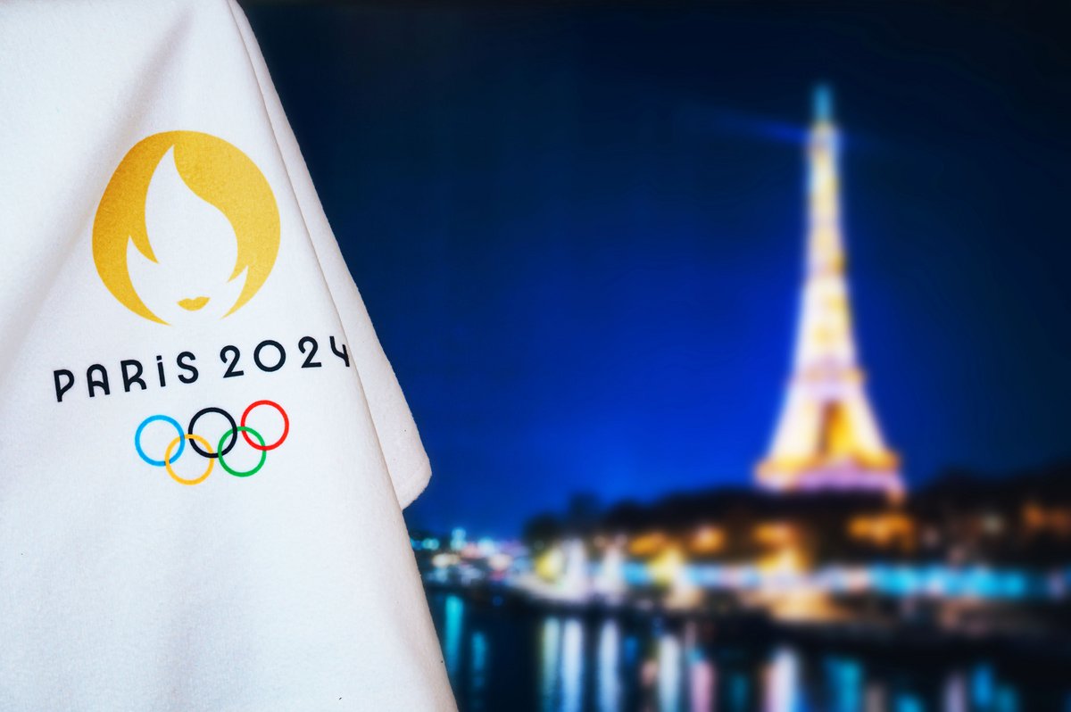 Le logo des JO 2024 de Paris, avec la tour Eiffel en fond © kovop / Shutterstock.com
