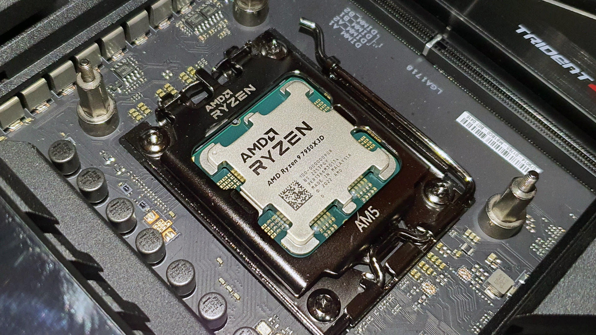 L'AMD Ryzen 7800X3D fait ses premiers pas dans les bases de SiSoftware